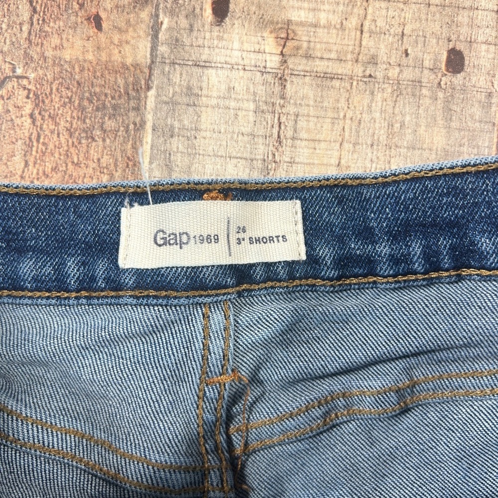 Gap Size 26 Blue Cotton Distressed Denim Cut Off Shorts Mid Rise Summer - Picture 2 of 2